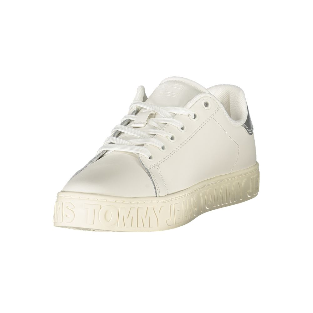 Hvid Tommy Hilfiger-sneaker med lys sål og mørk hældetalje, set skråt forfra