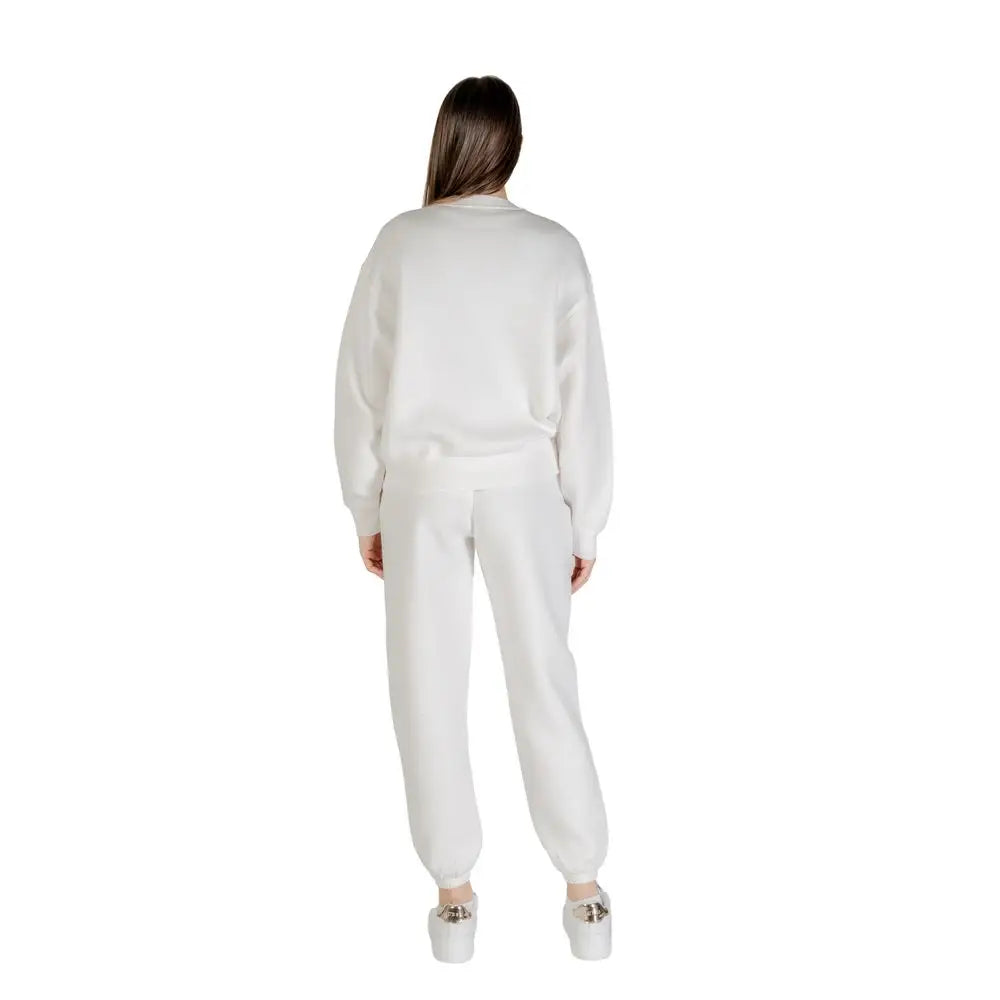 Guess Active Cream viscose oversized knit sweatsuit med joggers og sneakers