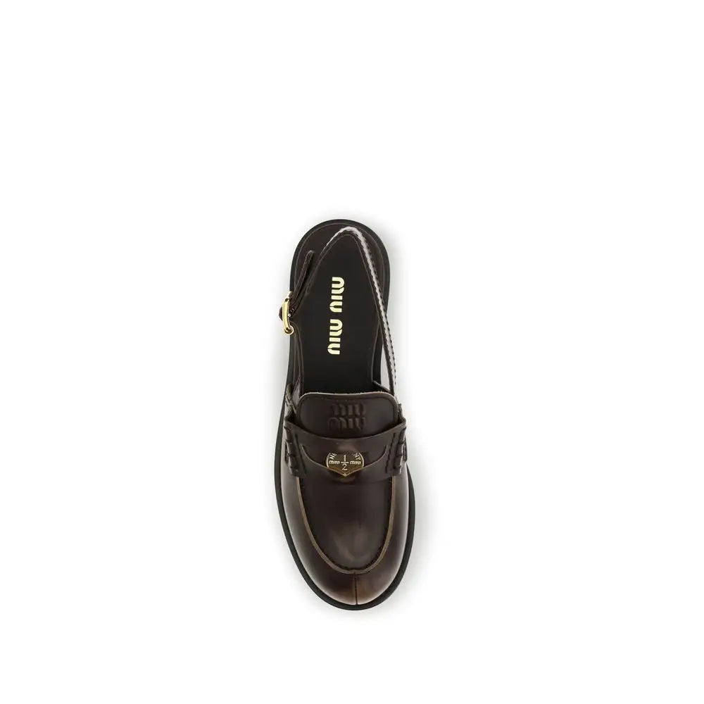 Miu mius brune læder slip-on loafers med guld-logo og sidebånd