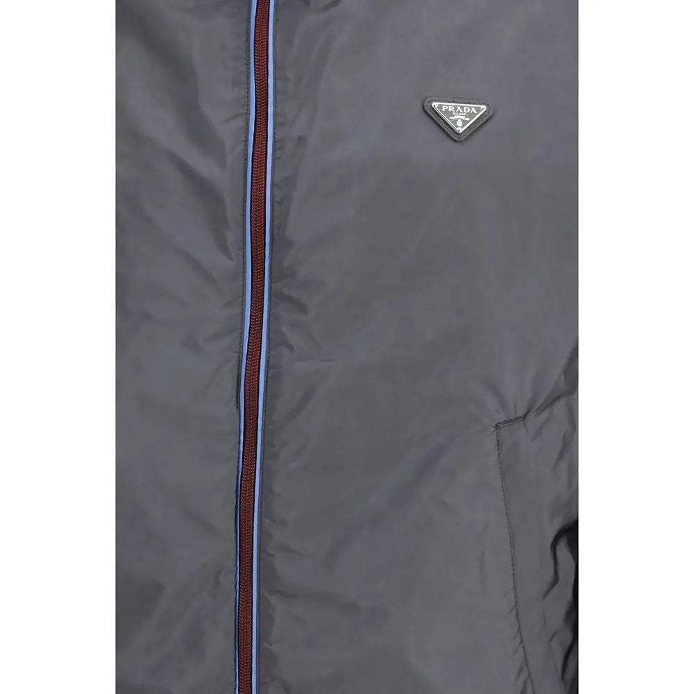 Mørk grå Prada pufferjakke i grå recycled polyamide med sølvlogo og rød lynlås