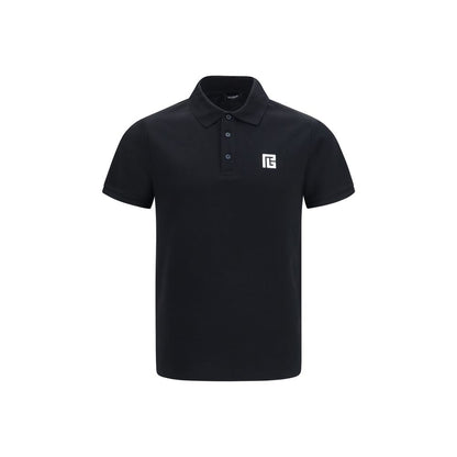Sort polo set forfra med kort ærme og tre knapper samt lille hvidt emblem på brystet