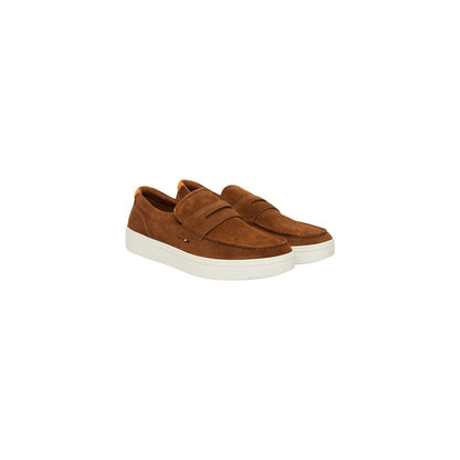 Par brune Tommy Hilfiger loafers med lys sål, set skråt forfra