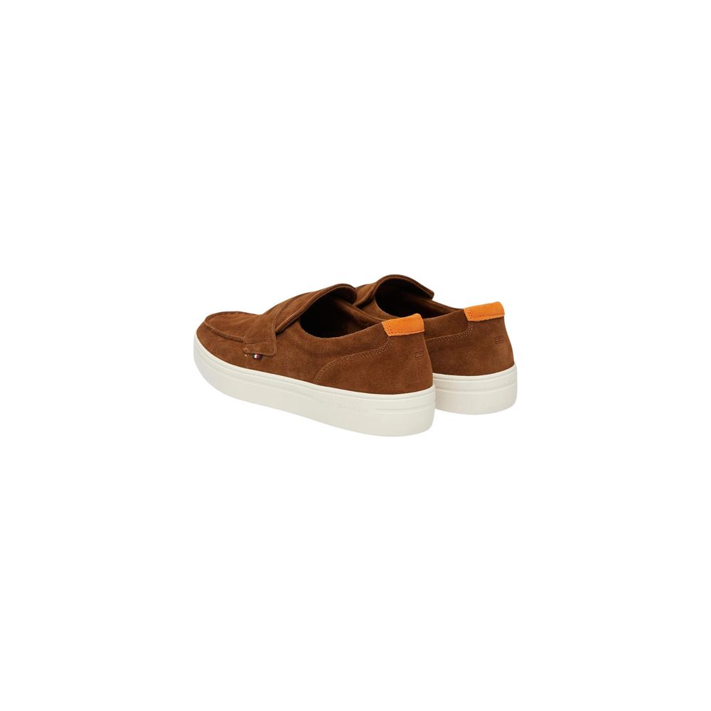 Brune Tommy Hilfiger loafers med orange hældetalje, set skråt bagfra