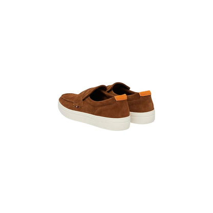 Brune Tommy Hilfiger loafers med orange hældetalje, set skråt bagfra
