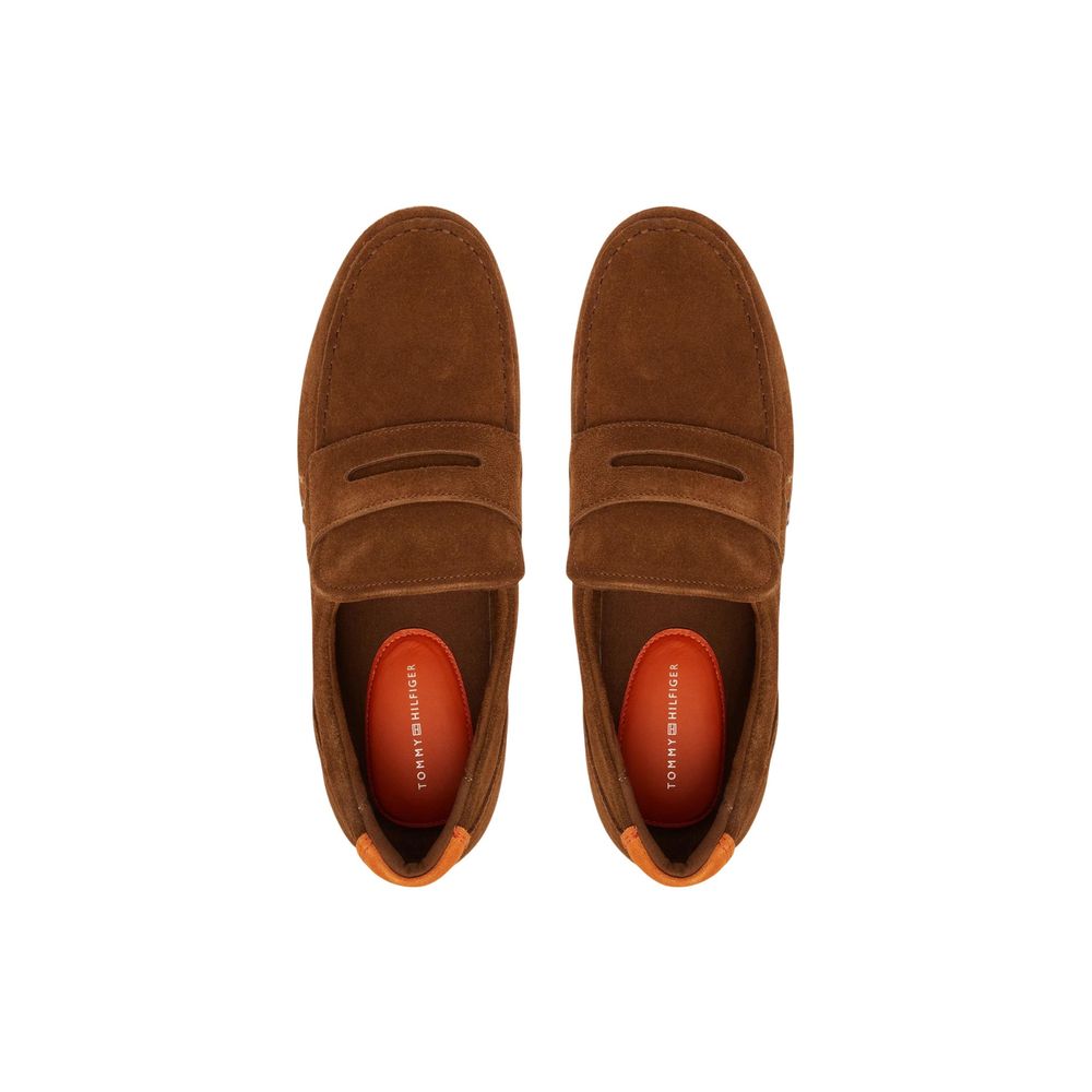 Par brune Tommy Hilfiger loafers i ruskind, set ovenfra