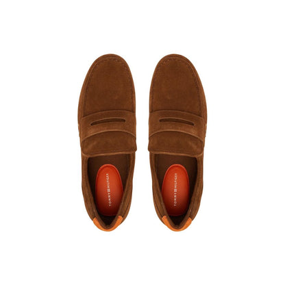 Par brune Tommy Hilfiger loafers i ruskind, set ovenfra