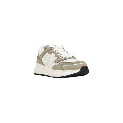 Armani Exchange sneakers med snørebånd og grågrønne paneler, set skråt forfra
