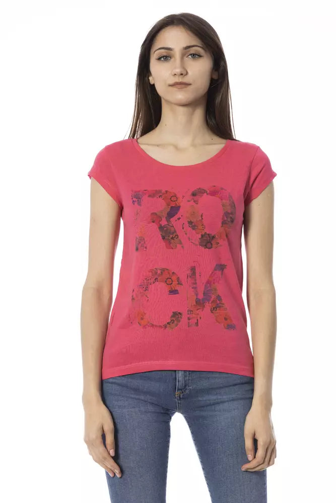 Pink t-shirt med rund hals og kort ærme set forfra med blomsterprintede bogstaver