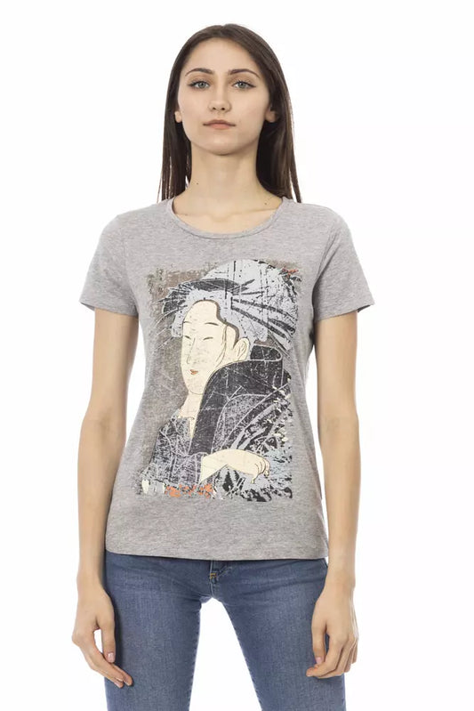 Grå kortærmet t-shirt set forfra med stor trykt tegning af en person i hat