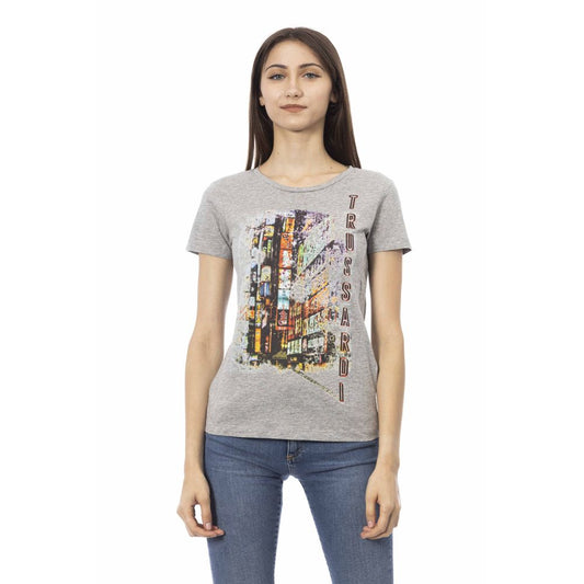 Grå T-shirt set forfra med kort ærme og farverigt byprint plus tekst på brystet.