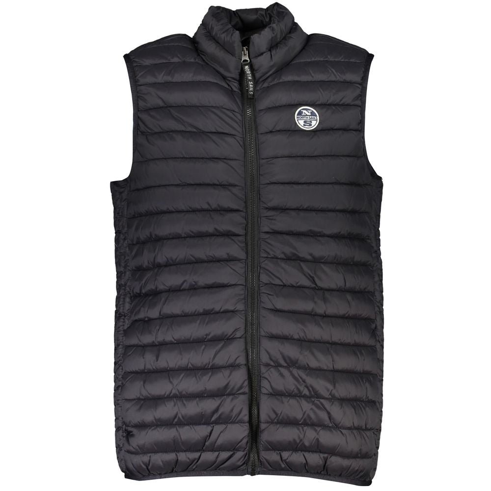 Sort quiltet vest set forfra med lynlås og rund logo på brystet