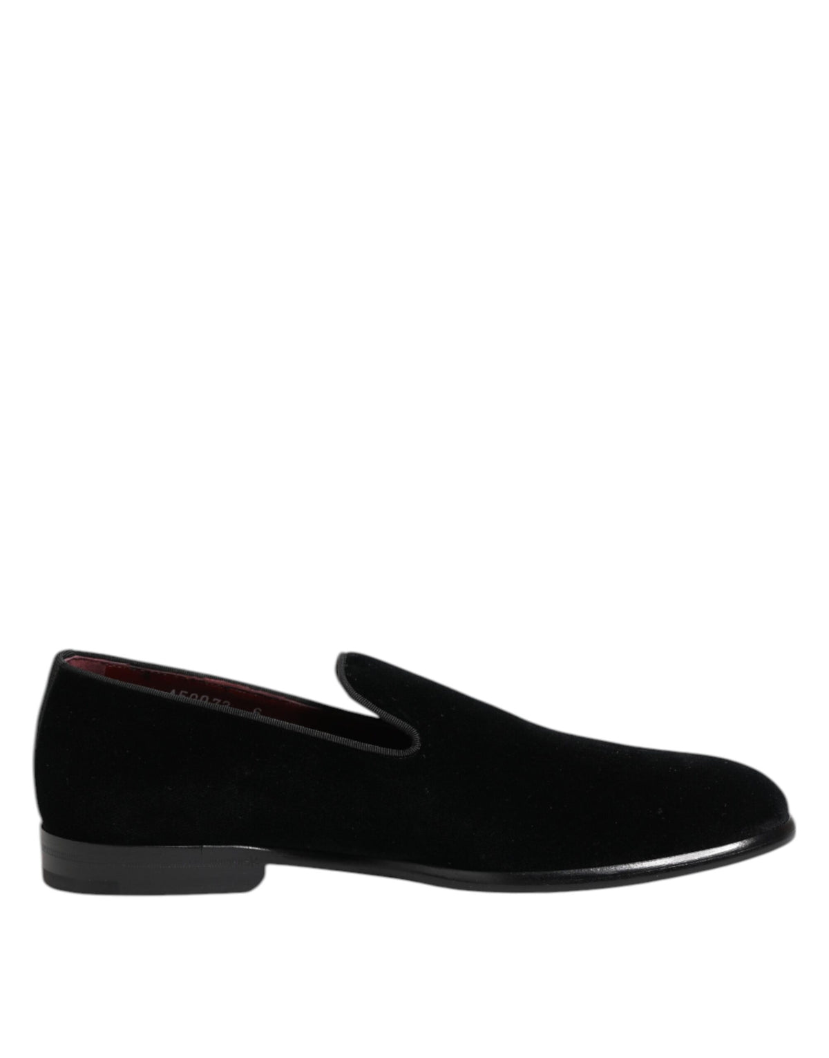 Sort slip-on sko set fra siden med rund tå og sort sål.