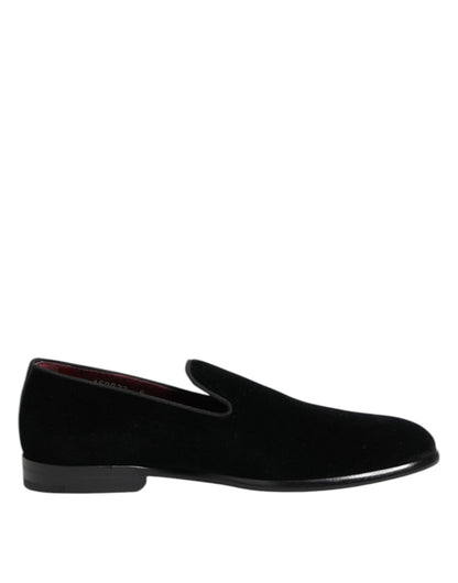 Sort slip-on sko set fra siden med rund tå og sort sål.