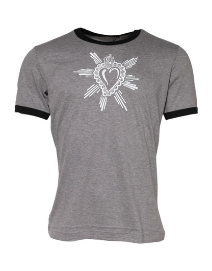 Grå kortærmet t-shirt set forfra med sort kantrib ved hals og ærmegab samt hvidt hjerteprint med strålemønster på brystet.