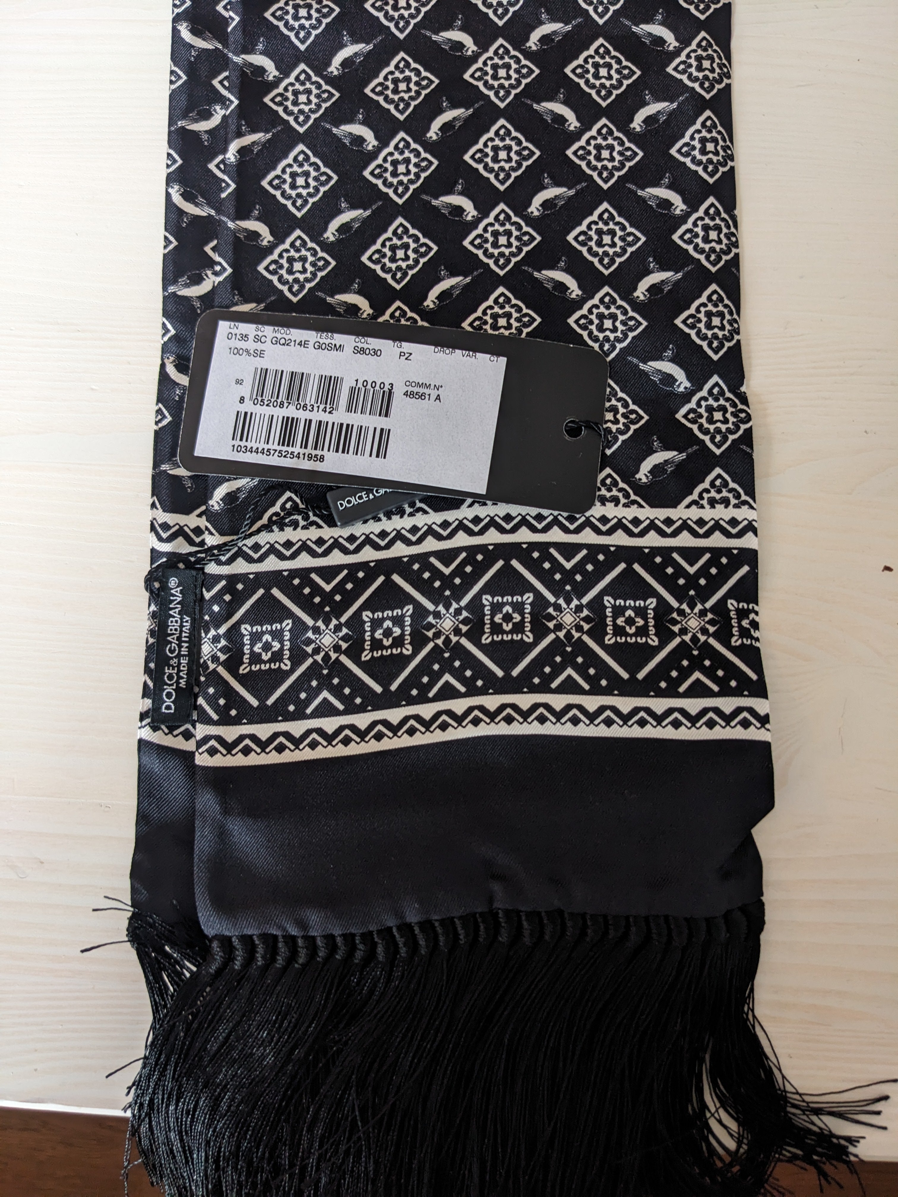 Dolce & Gabbana sort silketørklæde med fugleprint, frynser og mærkat med EAN 8052087063142