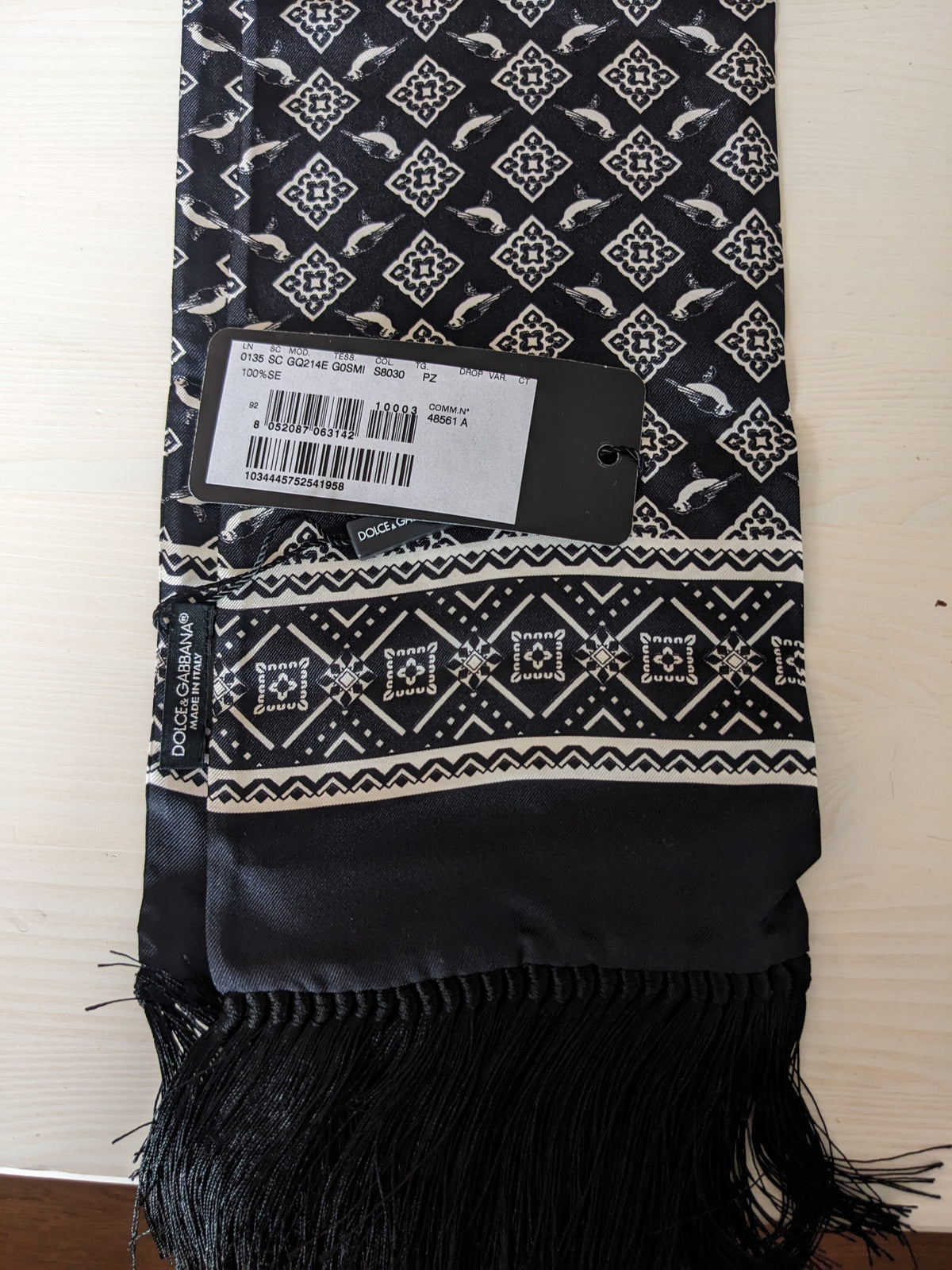 Dolce & Gabbana sort silketørklæde med fugleprint, frynser og mærkat med EAN 8052087063142