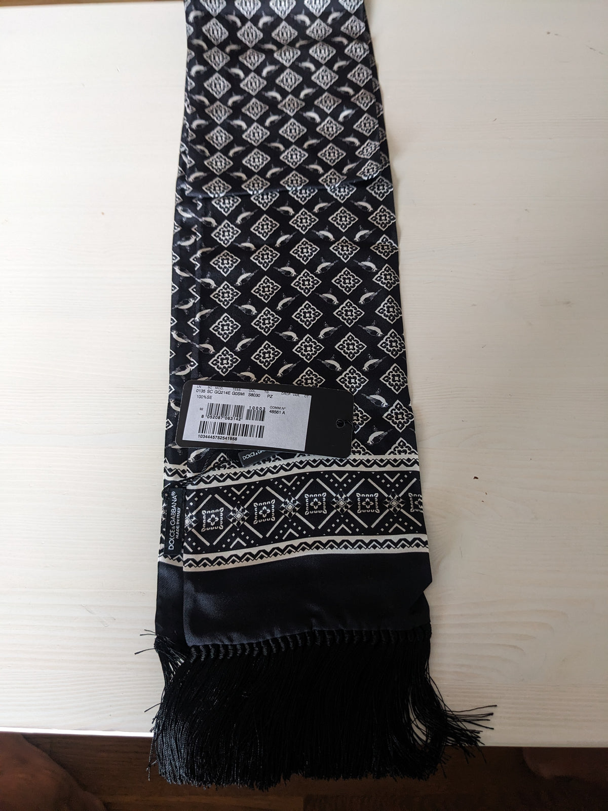 Sort Dolce & Gabbana silketørklæde GQ214E med fugleprint og sorte frynser
