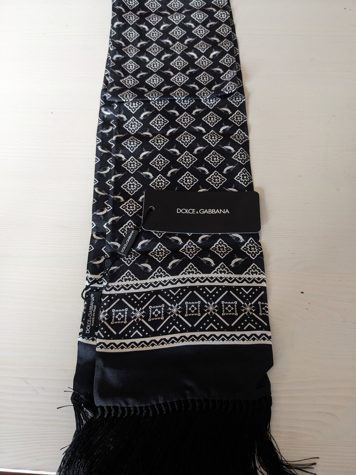 Dolce & Gabbana silketørklæde med lyse fugle, geometrisk bort og originalt hængemærke