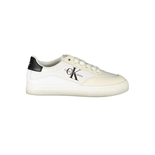 Chic white Calvin Klein lace-up sneakers med sort logo og hælhætte
