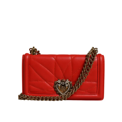 Vibrant rød quiltet læder crossbody taske med guld kæde og perle-hjerte