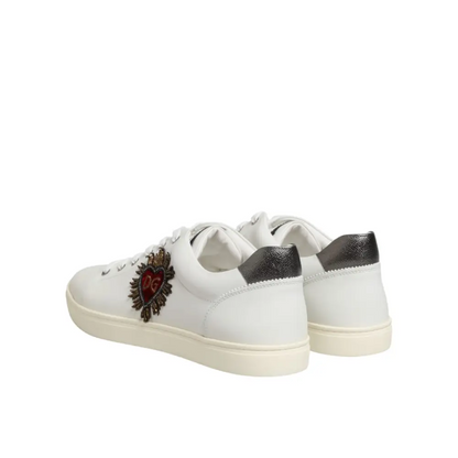 Dolce & Gabbana hvide lædersneakers med rødt hjerteemblem og guld detaljer