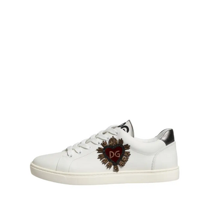 Dolce & Gabbana hvide lædersko med rødt hjerte-DG patch og guld detaljer. Spar 30-70% på 100% originale brands