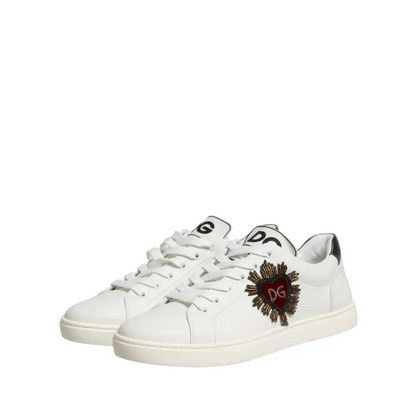 Dolce & Gabbana hvide lædersko med rødt hjerte-DG-motiv og guld detaljer. Spar 30-70% på 100% originale brands