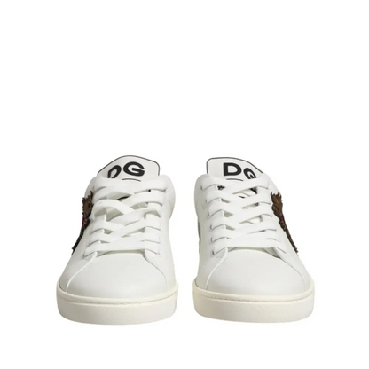 Hvide Dolce & Gabbana lædersneakers med brune broderidetaljer og Sacred Heart patch. 100% originale brands, spar 30–70% på mode