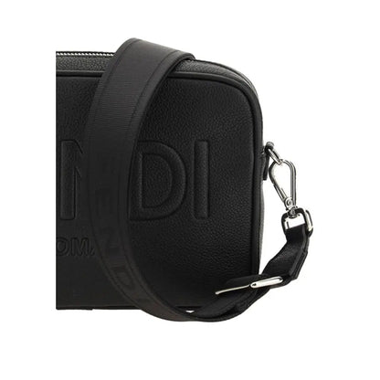 Sort Fendi crossbody i sorte farve med embossed logo og tekstureret læderrem