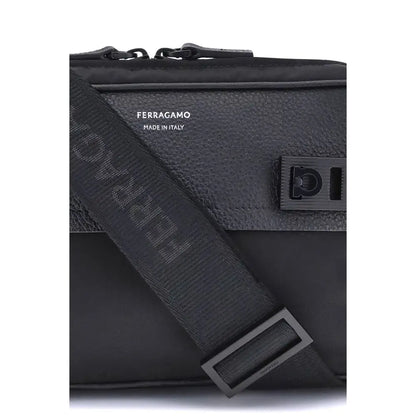 Sort Ferragamo Gancini buckle skuldertask i sort tekstureret læder