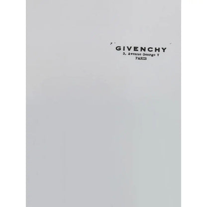 Grå Givenchy notesbog med sort logo og adresse på hvid t-shirt, outlet mærkevarer