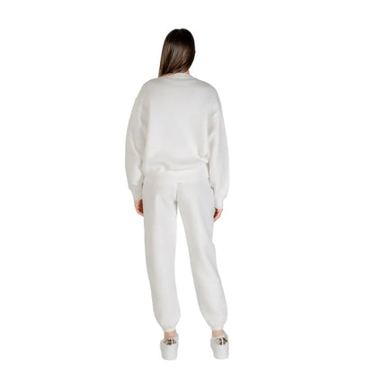 Guess Active Cream viscose oversized knit sweatsuit med joggers og sneakers