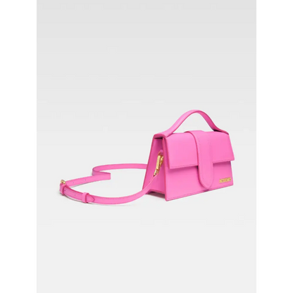 Vibrant neon pink leather Le Grand Bambino crossbody bag fra Jacquemus