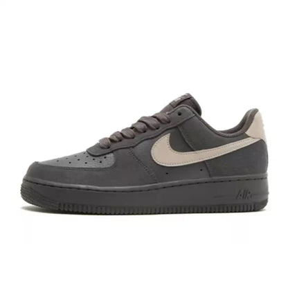 Mørk grå Nike Air Force 1 Low sneaker med beige swoosh og hælflap