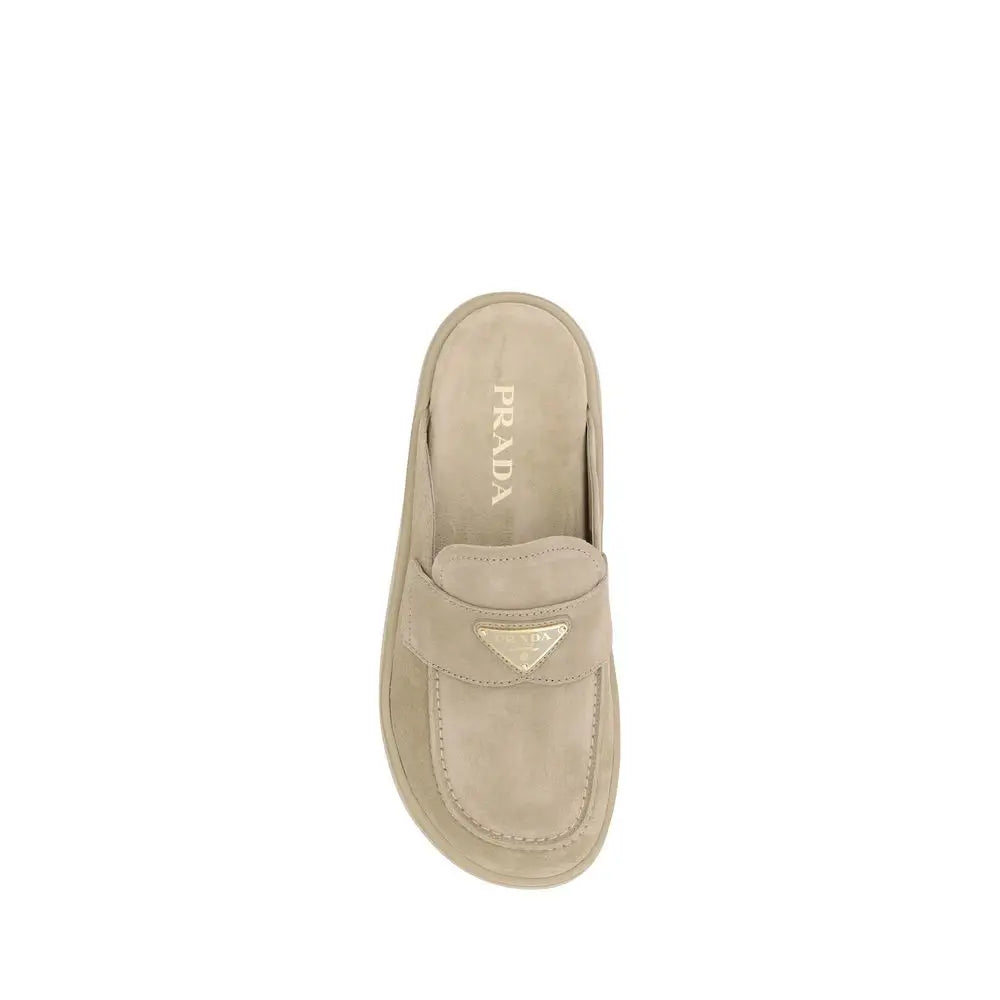 Prada beige rubber mules med beige suede slip-on loafer og metallisk trekantet logo