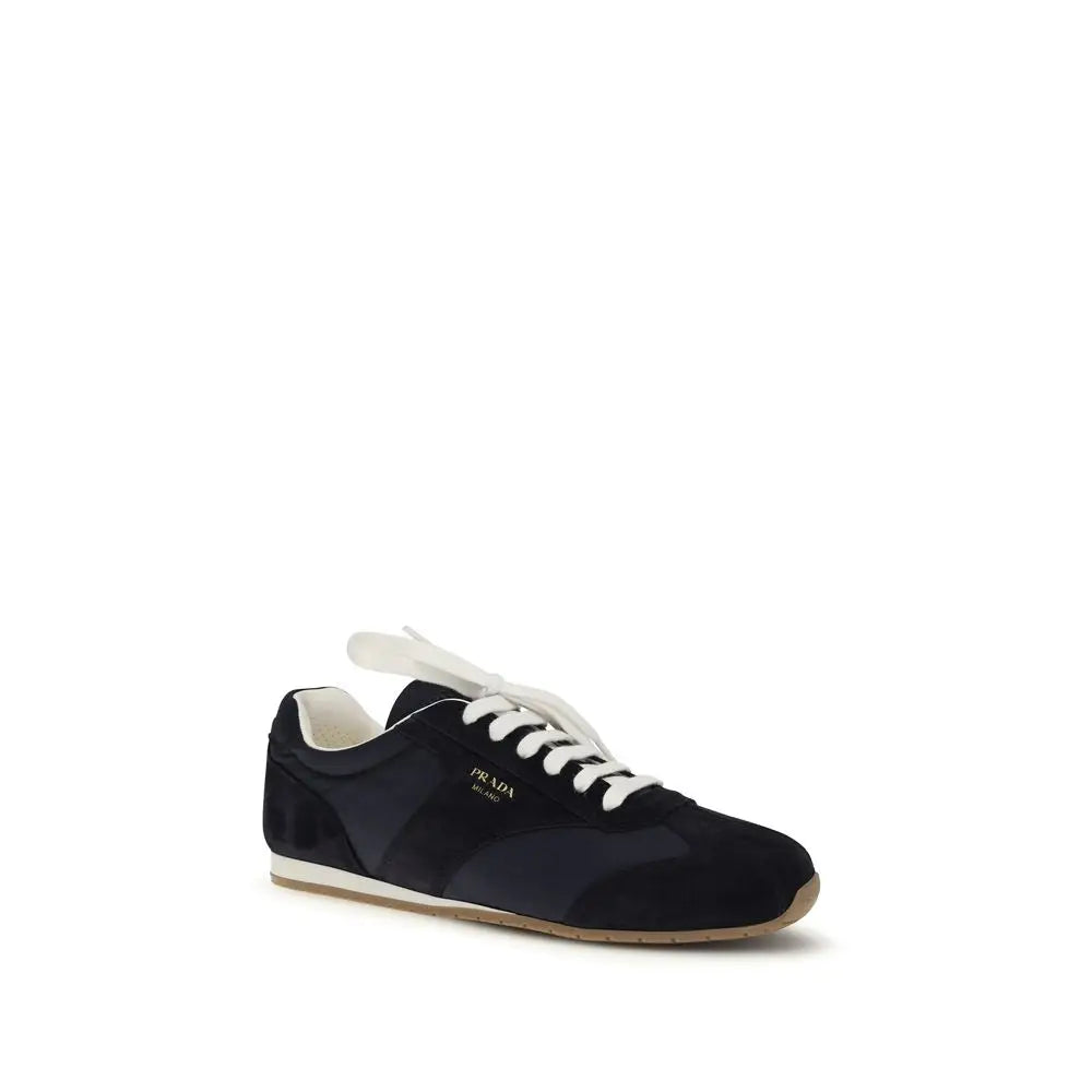 Prada blue sneakers i originalt sort suede med hvide snører og tan sål fra outlet mærkevarer