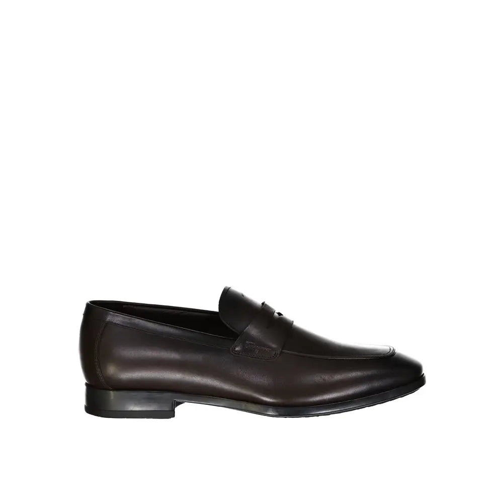 Salvatore Ferragamo sort læder loafer med poleret finish og slip-on design