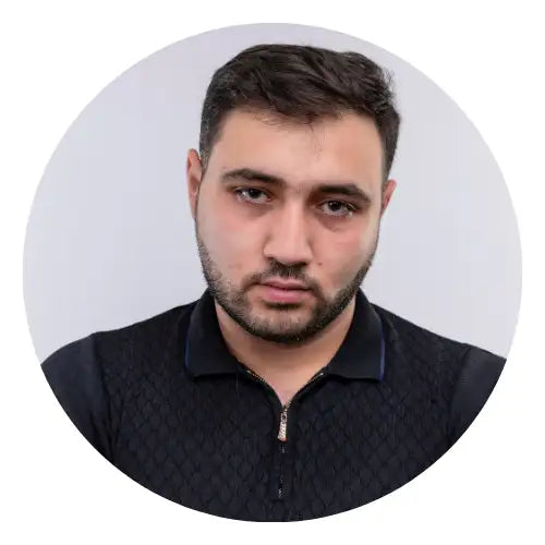 Sort tekstureret poloshirt med et subtilt diamantmønster og marinekrave.