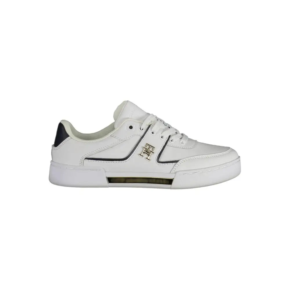 Tommy Hilfiger hvide sneakers med sorte accenter og guldlogo i outlet mærkevarer